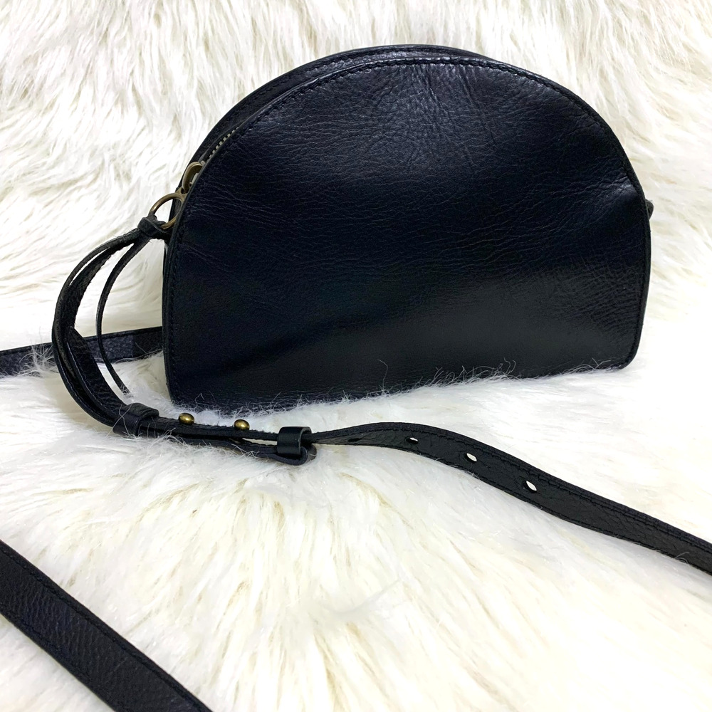 MADEWELL Black Vegetable Tanned Leather SIMPLE HALFMOON Half Circle Xbody Bag